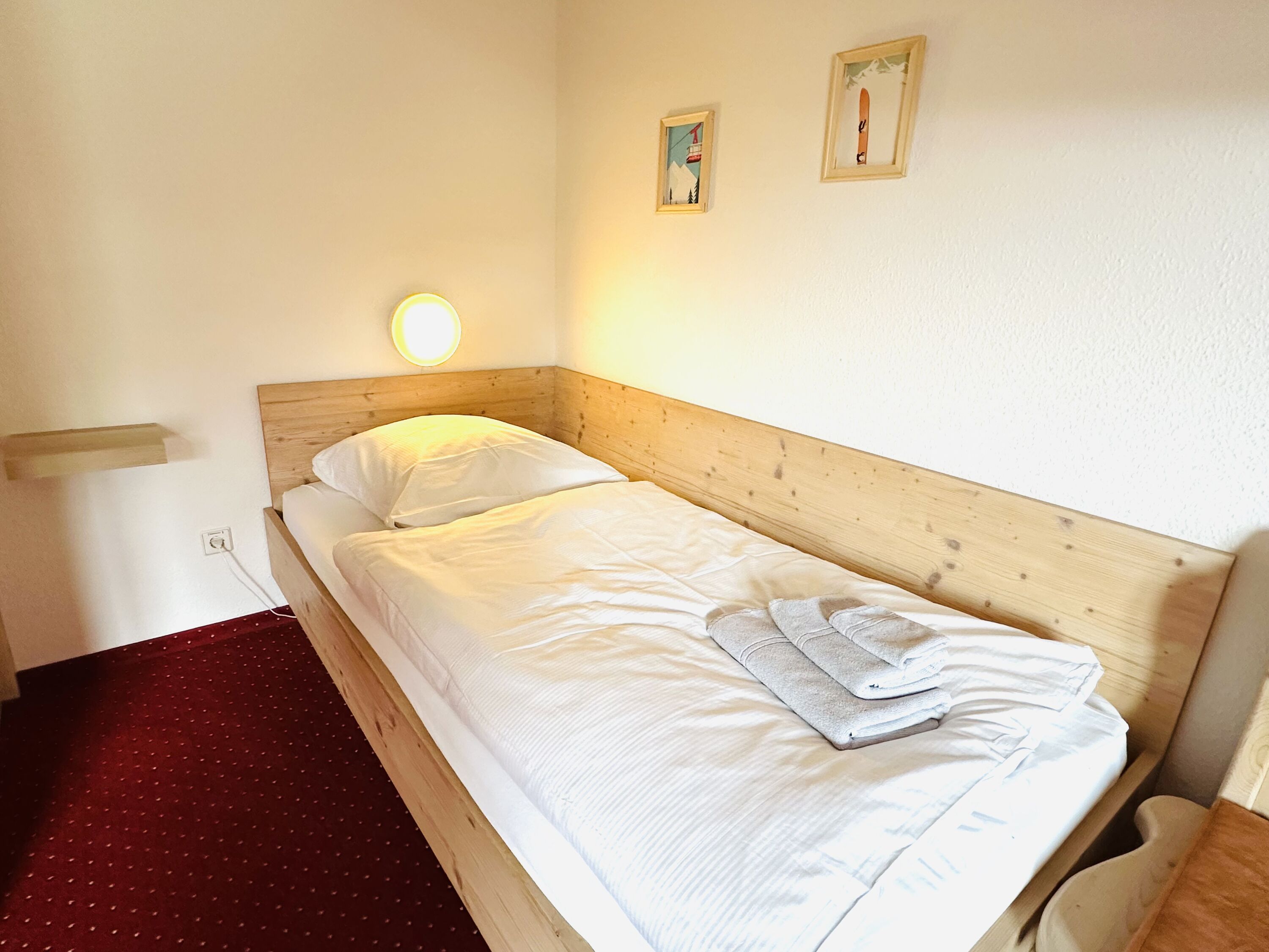 Einzelbett im Schlafzimmer 3