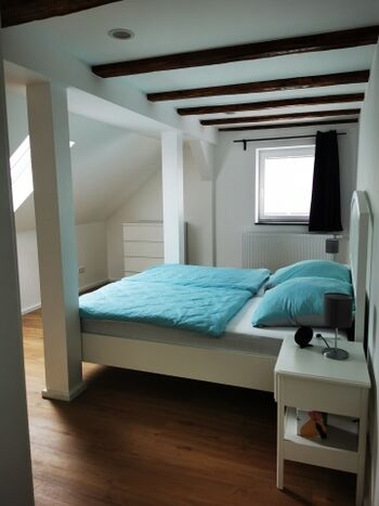 Schlafzimmer mit Doppelbett 