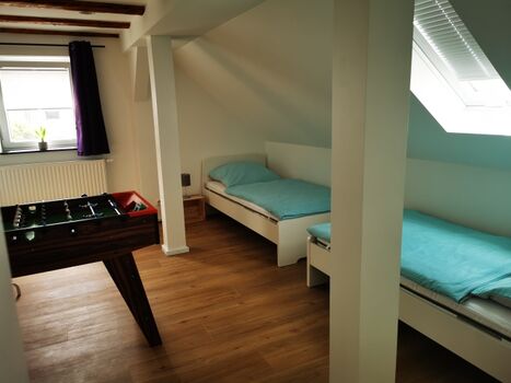 Schlafzimmer mit zwei Einzelbetten 