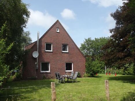 Haus mit Garten im Sommer