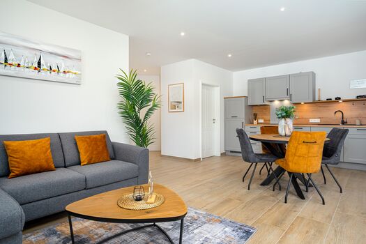 Wohn-Ess-Bereich mit Küchenzeile