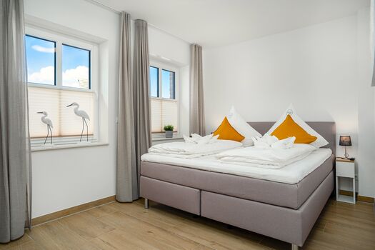 Helles geräumiges Schlafzimmer