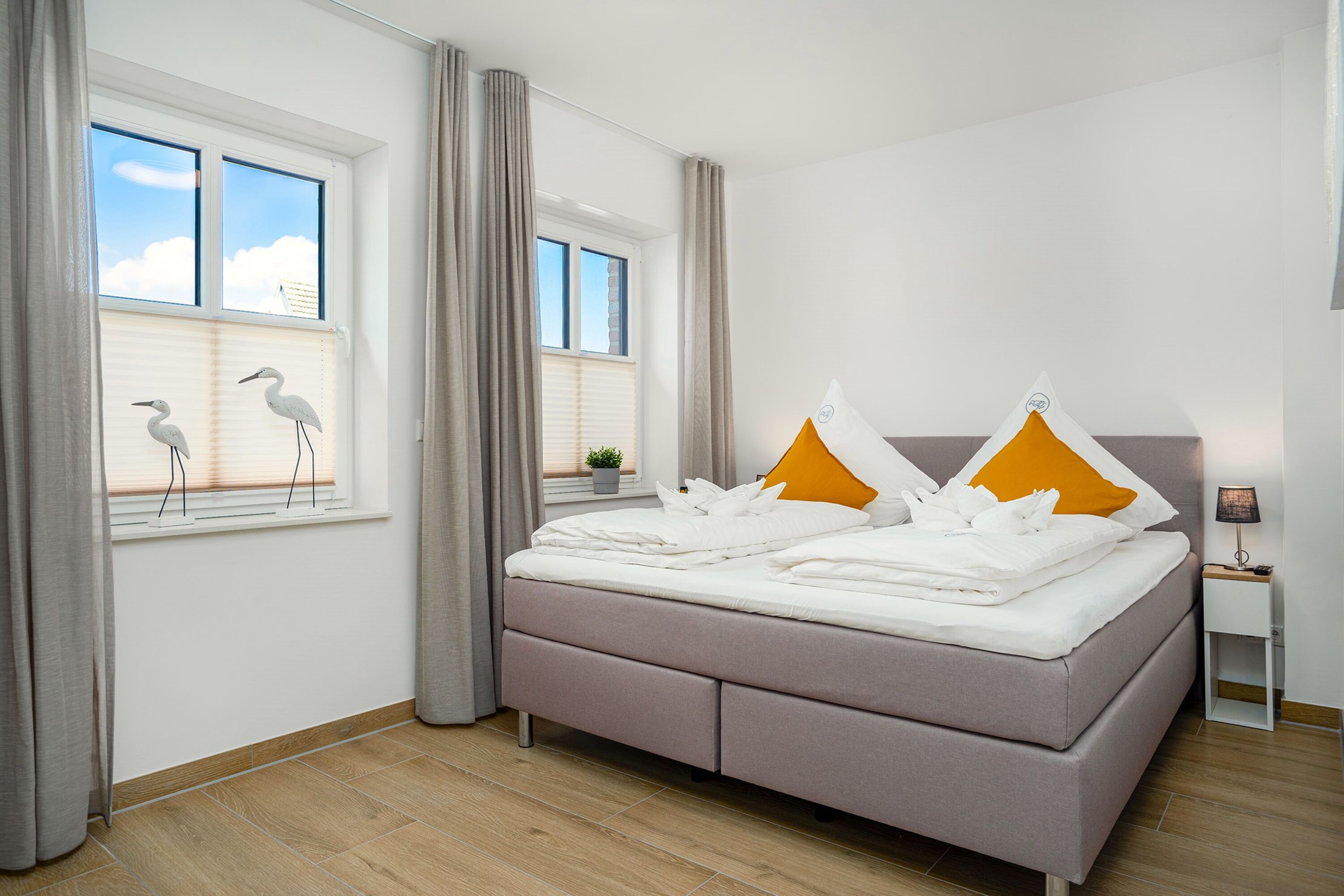 Helles geräumiges Schlafzimmer
