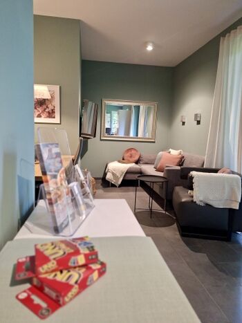 Blick von der Küche in den Wohnbereich 