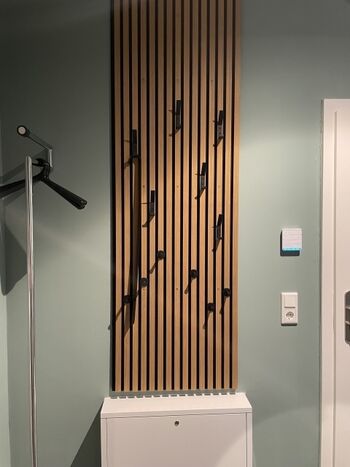 Garderobe mit Haken für Hundeleinen 