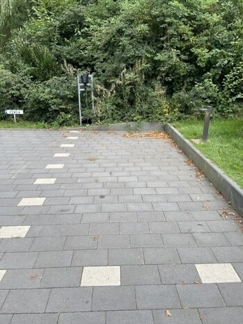 Parkplatz mit E-Ladesäule (gegen Aufpreis)