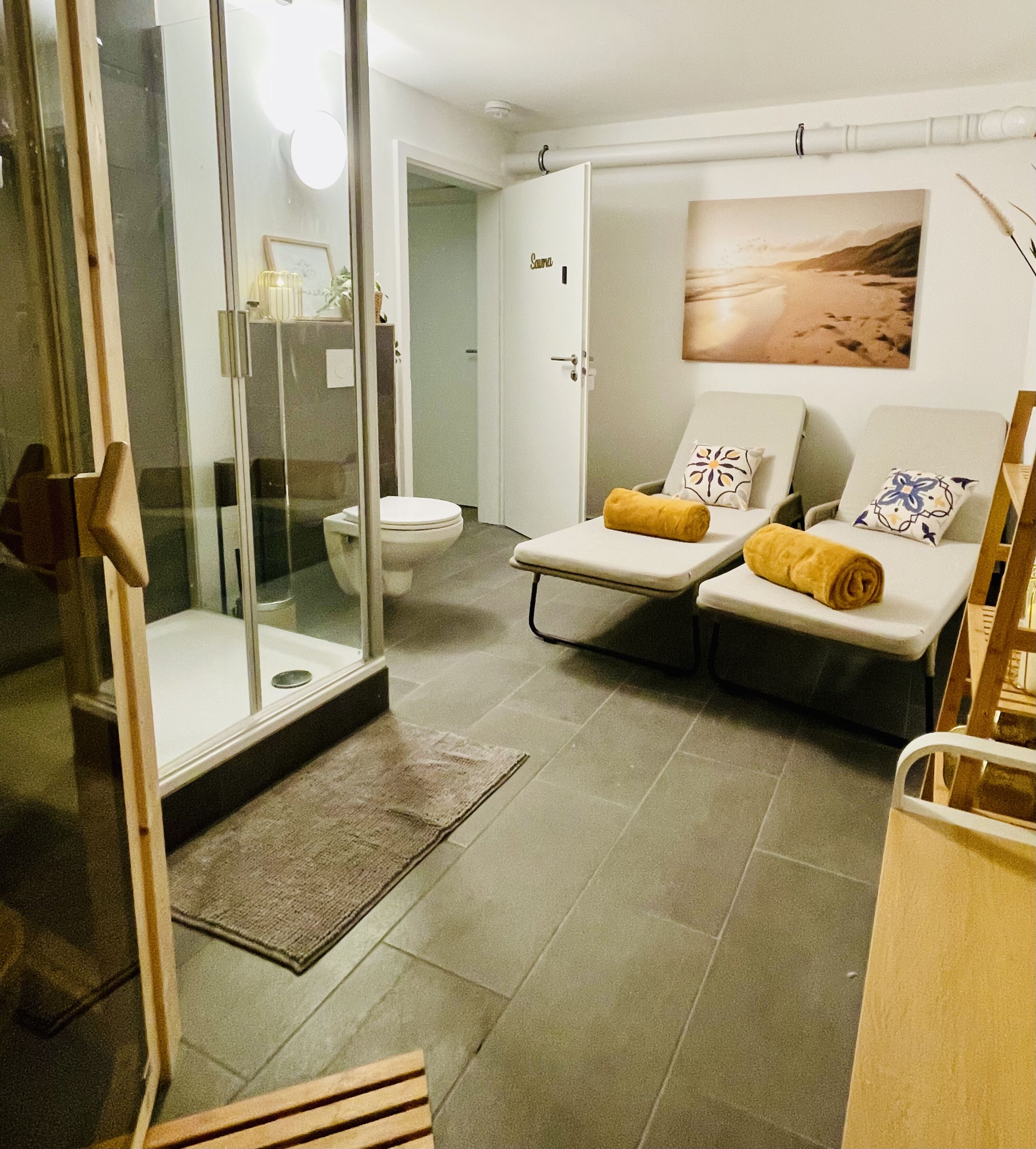 Sauna mit Dusche, WC und 2 Liegen im Keller, optimal dazu buchbar und genießen :)