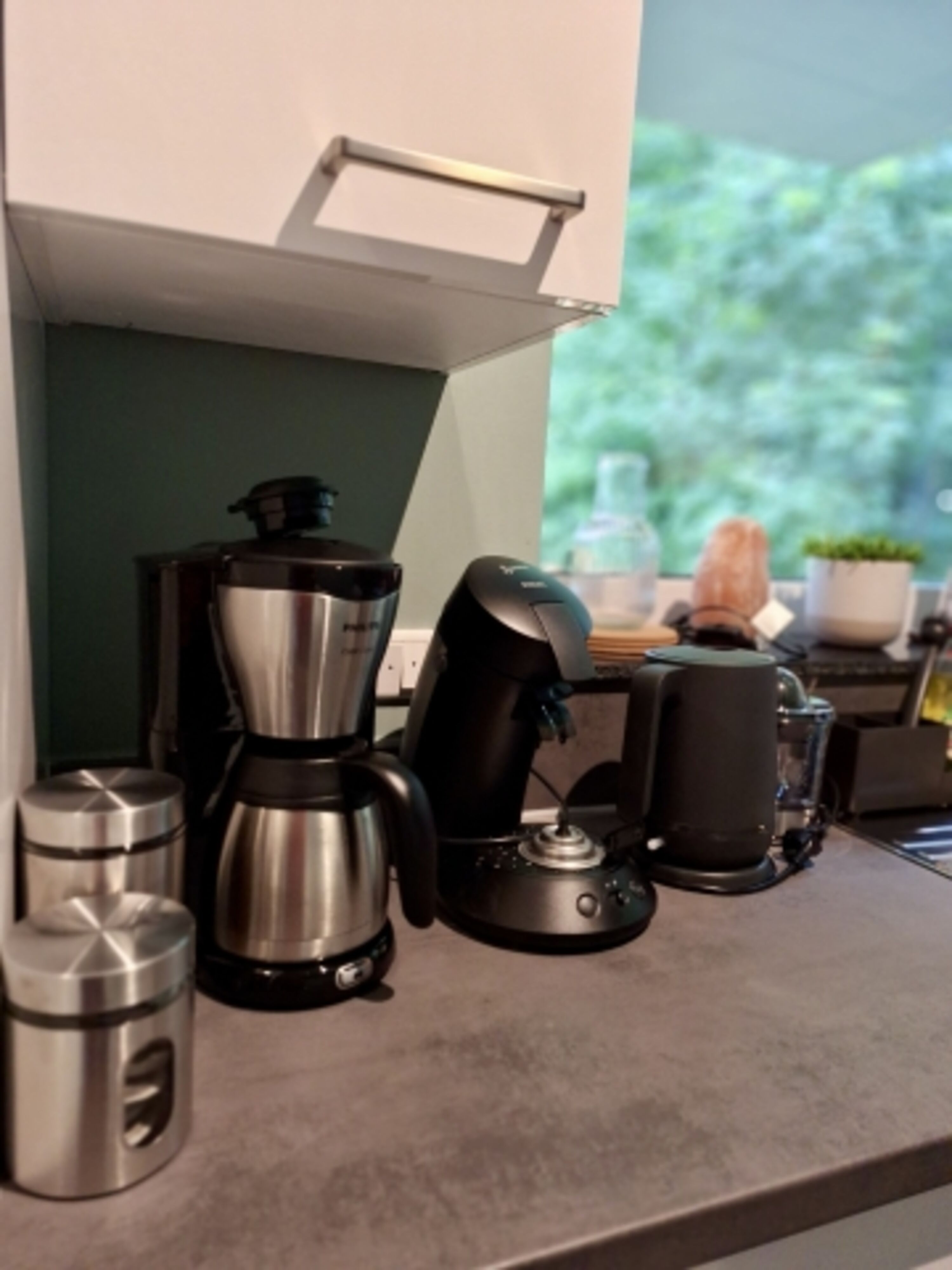 Küche: 1x Senseo, 1x Filterkaffeemaschine, Wasserkocher und elektr. Zitronenpresse 