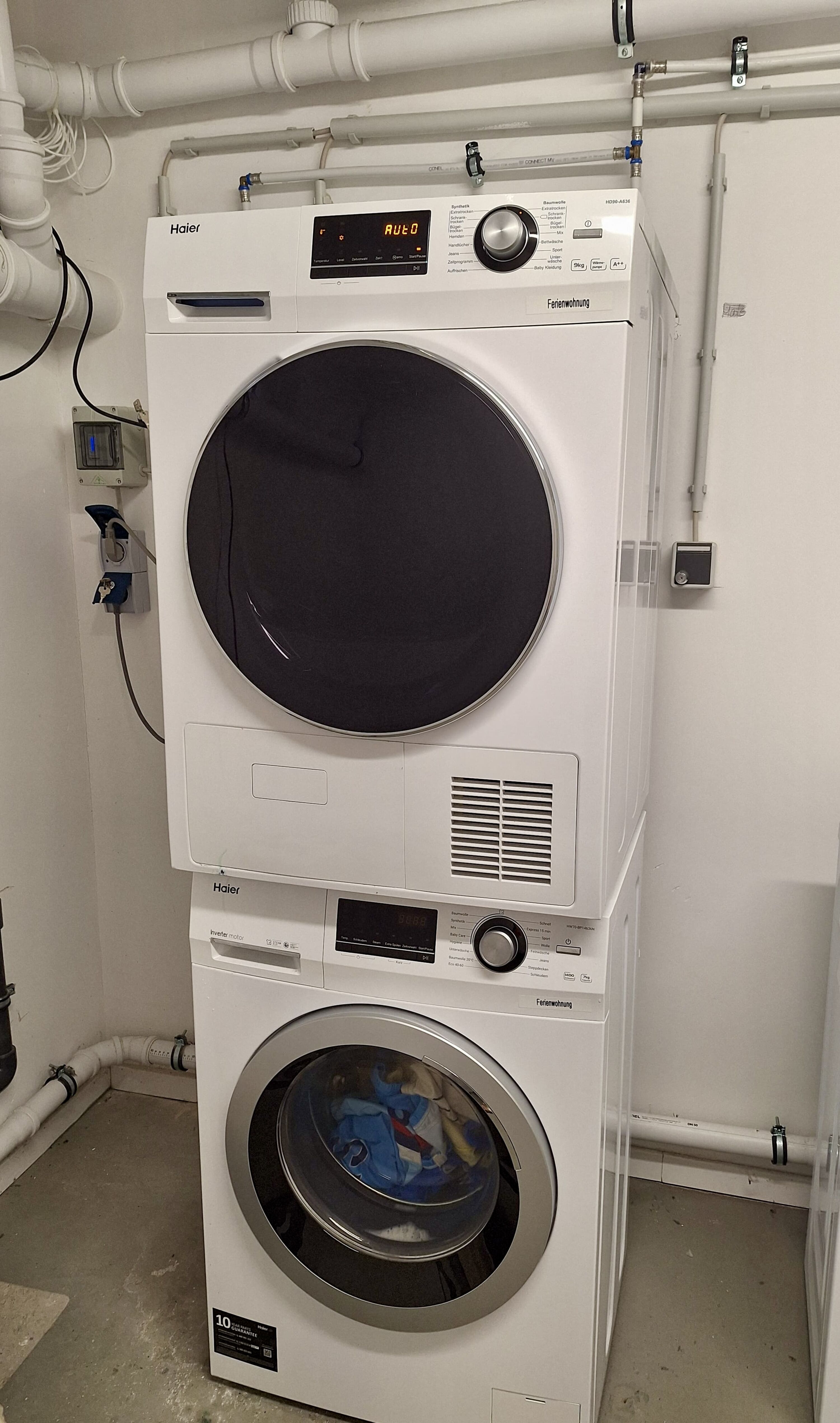 Waschmaschine und Trockner im Keller