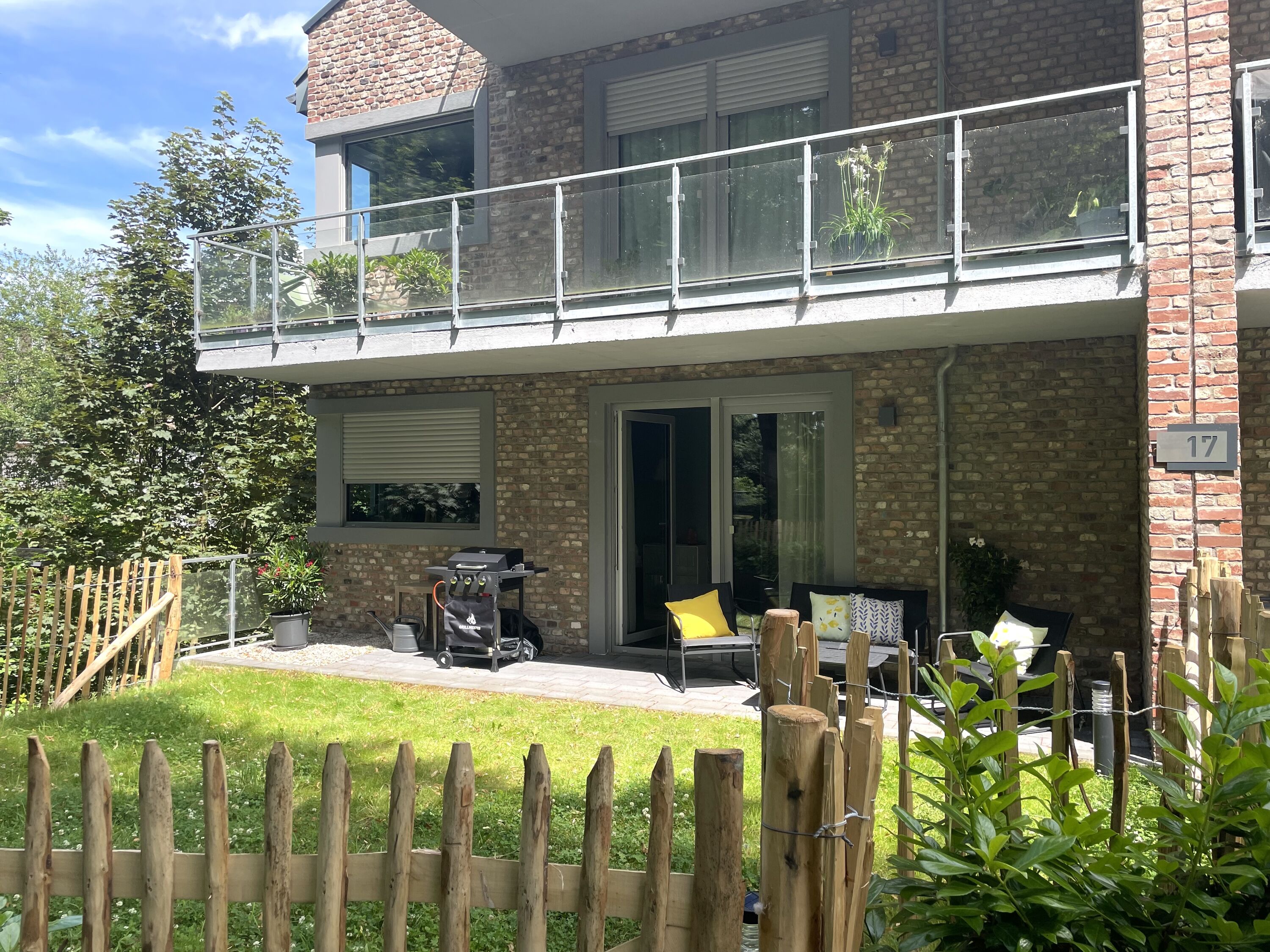 EG Wohnung mit eingezäunten Garten