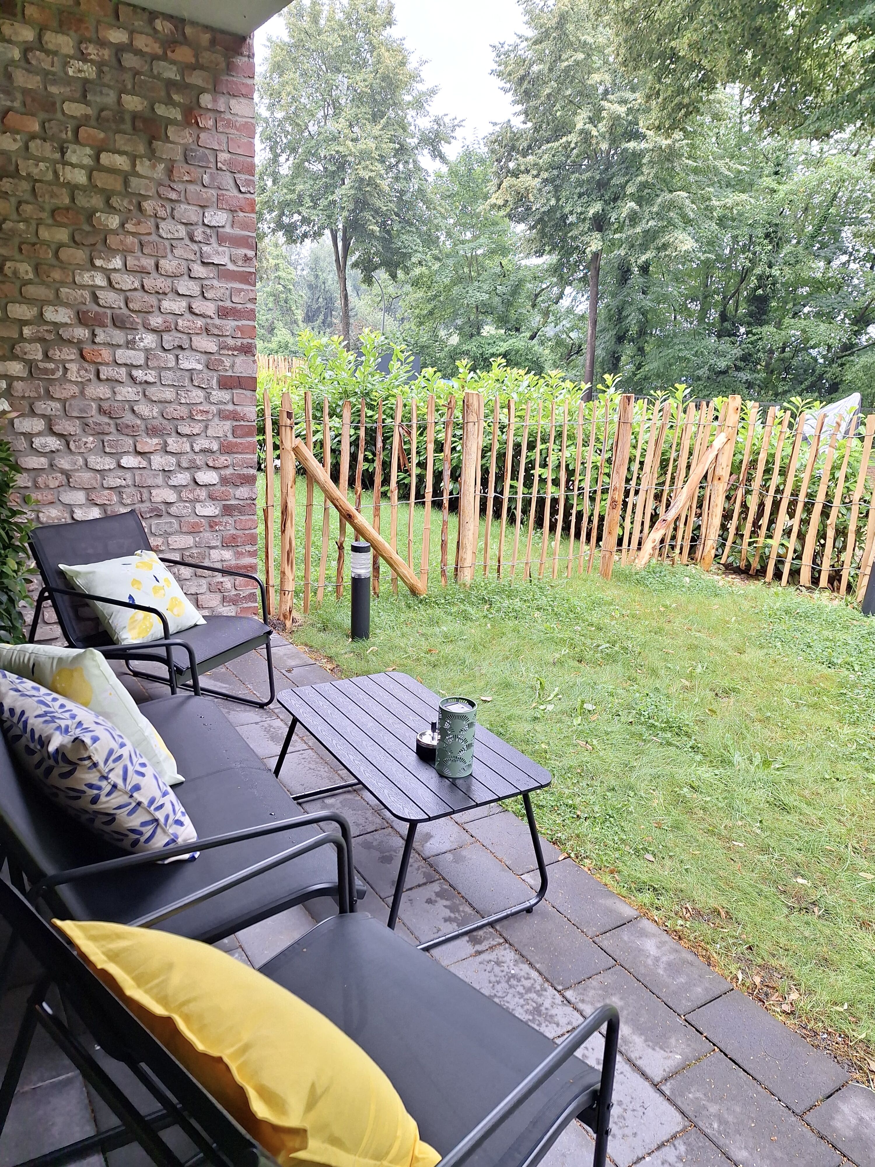 Garten mit Sitzecke und Platz zum Spielen für die Vierbeiner 🐶🐶