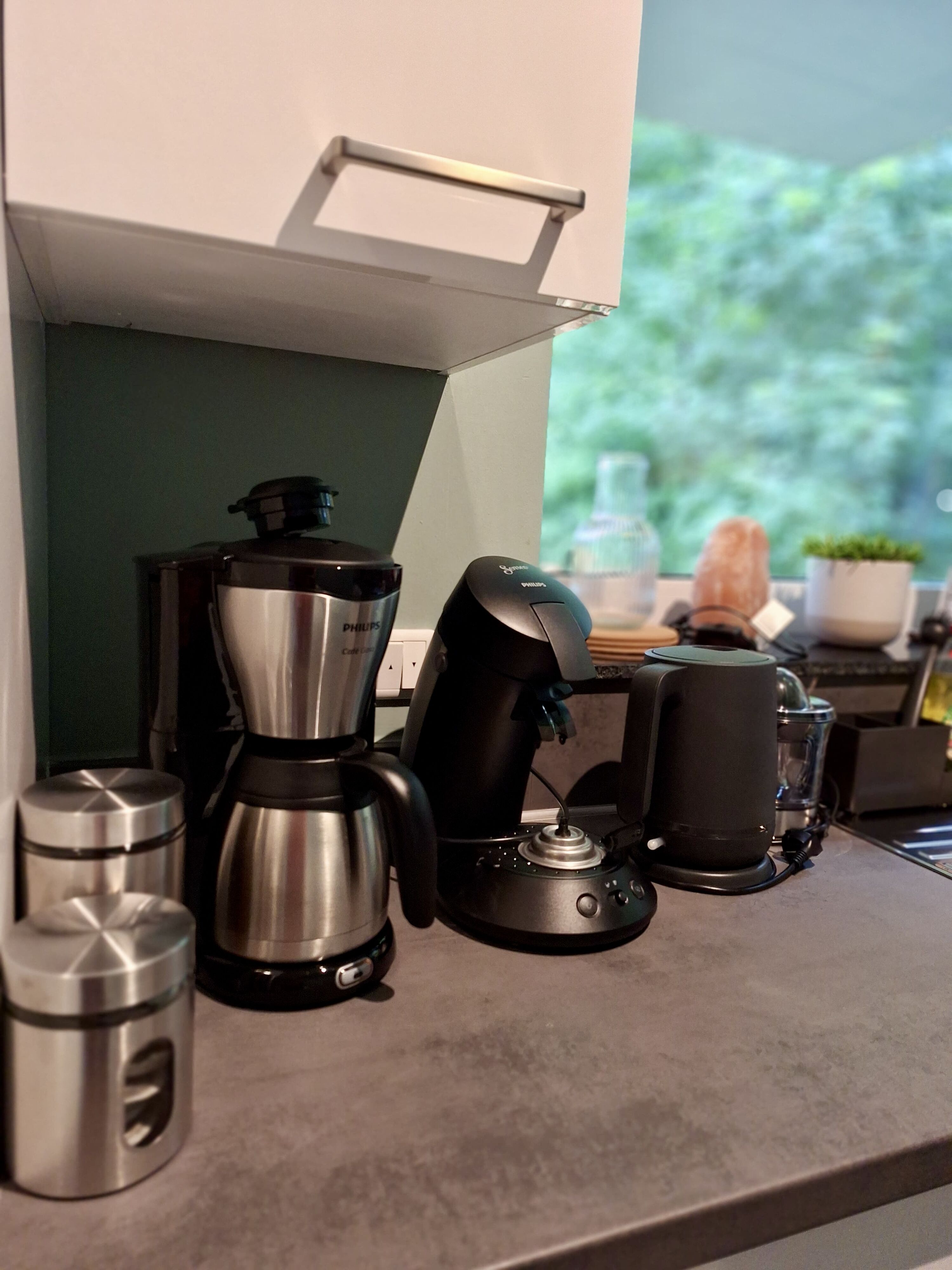 Vollausgestattete Küche mit Senseo Kaffeemaschine, Filter Kaffeemaschine, Wasserkocher, Spülmaschine, Gefrierschrank, Kühlschrank, Herd, Mikrowelle und vieles mehr :)