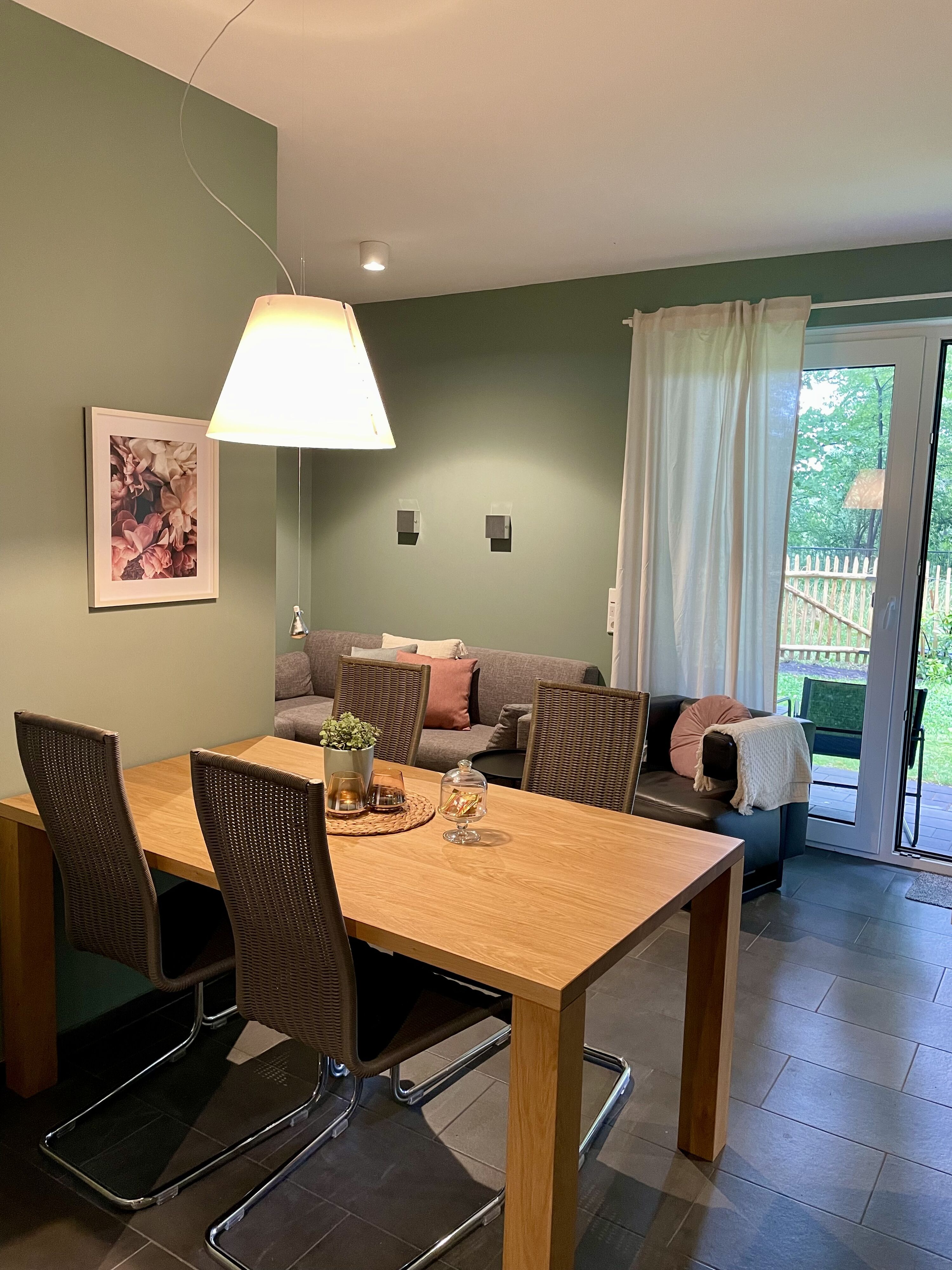 Essbereich mit Blick in den Garten