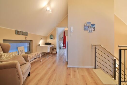 Der Flurbereich im OG hat einen Schreibtisch und Leseecke