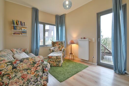 Lesezimmer im EG mit eigener Terrasse und Sonnenliege