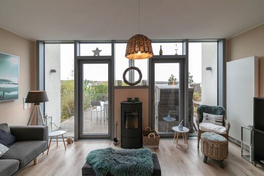 Der Wohn- und Essbereich mit verdunkelbarem Panoramafenster