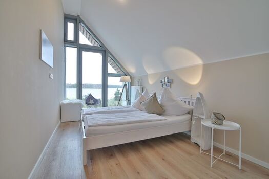 Schlafzimmer mit Doppelbett rechts