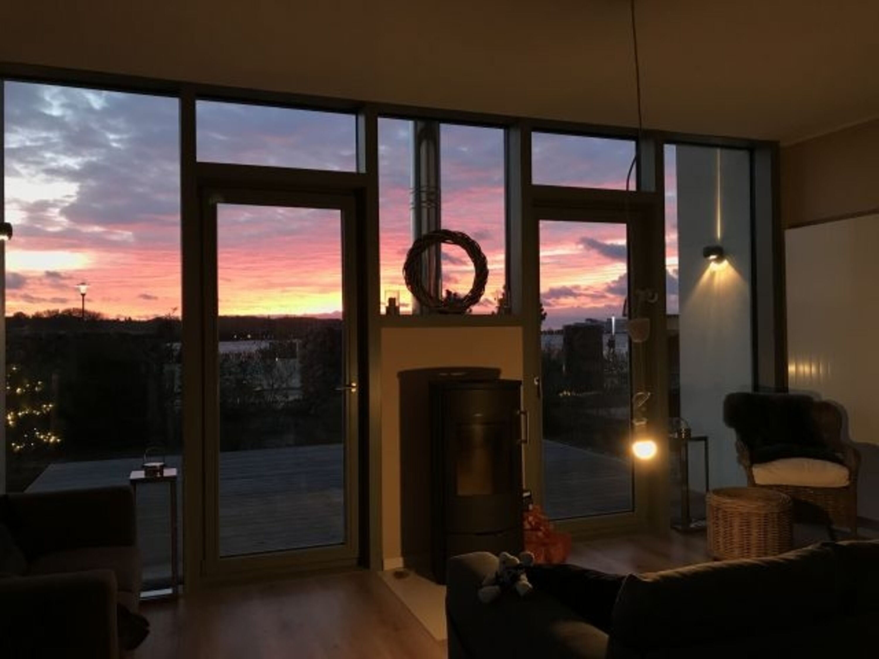 Blick auf den Sonnenuntergang über dem Binnensee 