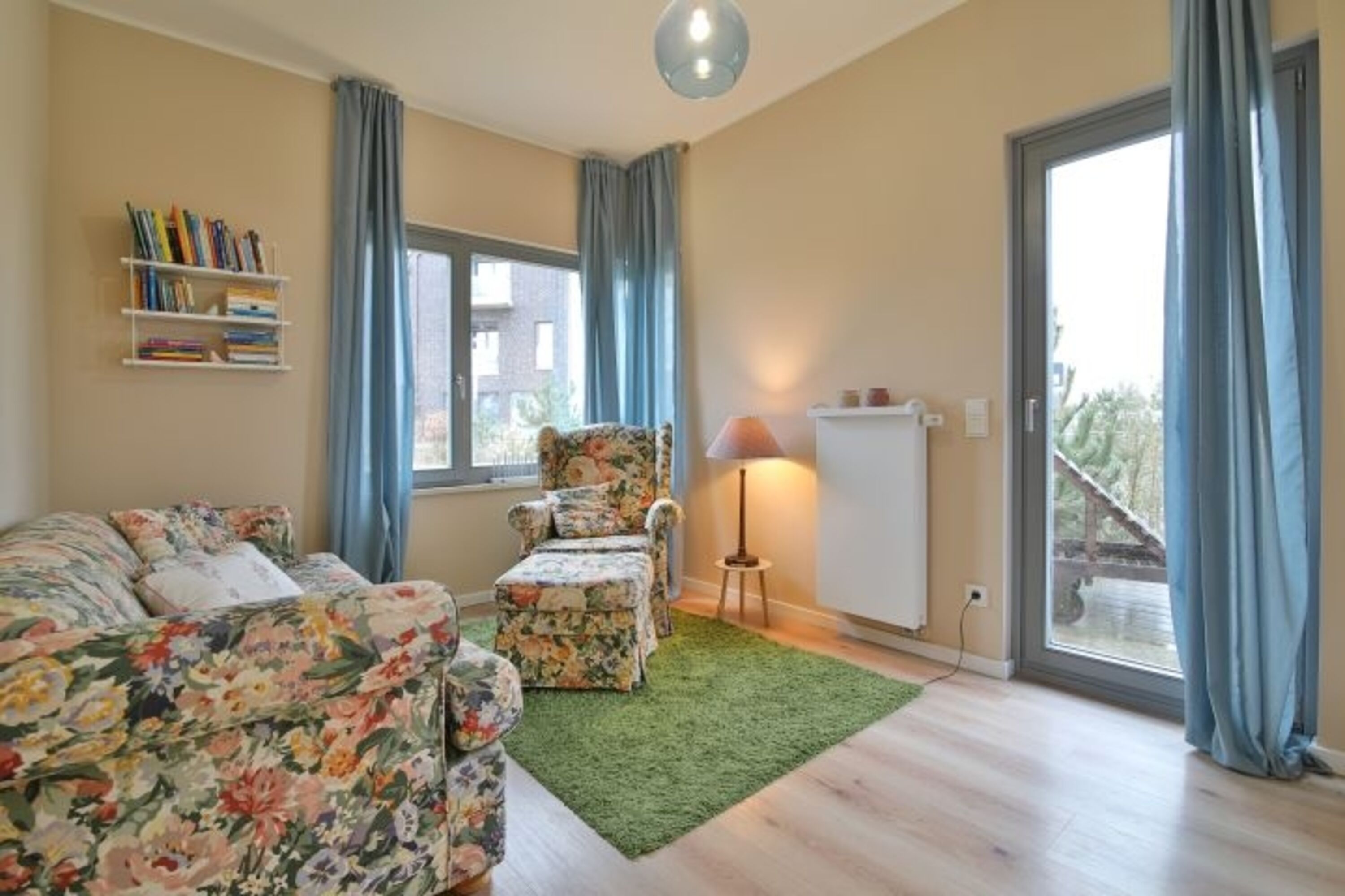 Lesezimmer im EG mit eigener Terrasse und Sonnenliege