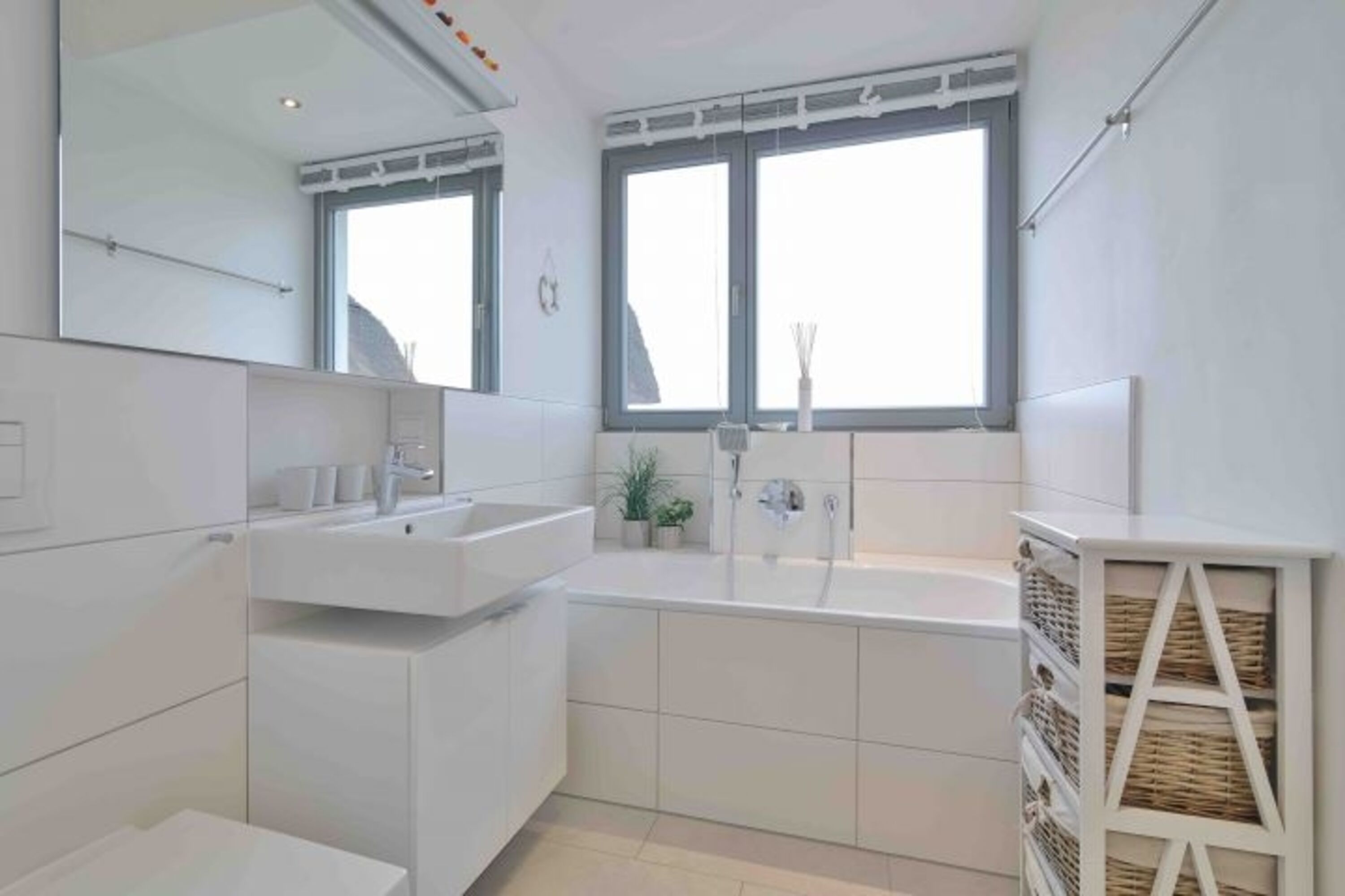 Badezimmer im OG mit Badewanne und separater Dusche