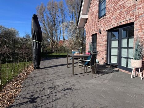 Terrasse mit Sonnenschirm und Elektrogrill