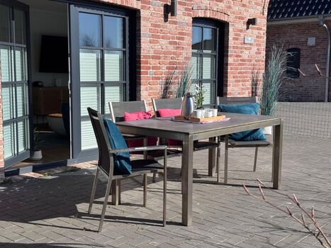 Terrasse mit Gartenmöbeln