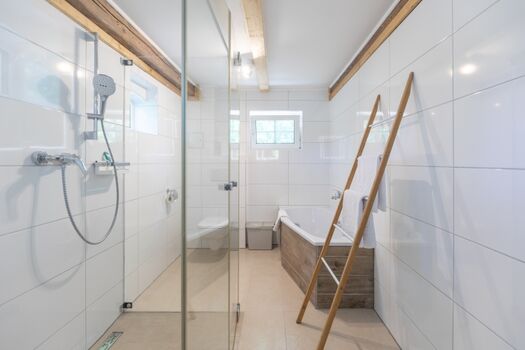 Neles Huus - Badezimmer mit Dusche