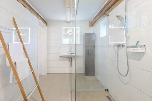 Neles Huus - Badezimmer mit Dusche