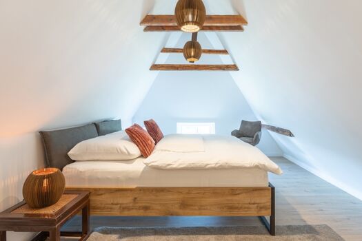 Neles Huus - Schlafzimmer mit großem Doppelbett