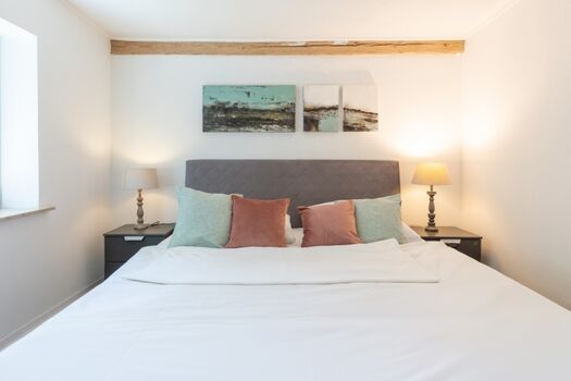 Neles Huus - Schlafzimmer mit großem Doppelbett