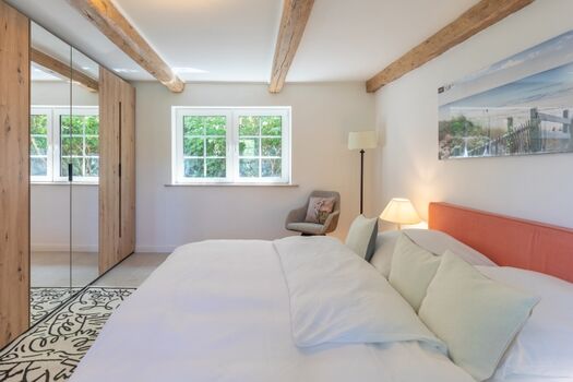 Neles Huus - Schlafzimmer mit großem Doppelbett  im Erdgeschoss 