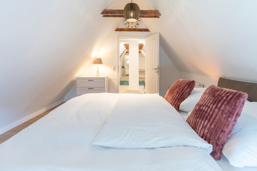 Neles Huus - Schlafzimmer mit großem Doppelbett