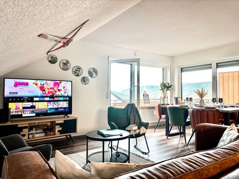 Gemütlicher Wohn- Ess-Bereich mit Aussicht auf den Schwarzwald