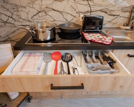 Alle Küchenutensilien zum Kochen liegen bereit