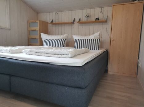 Schlafzimmer mit Boxspringbett