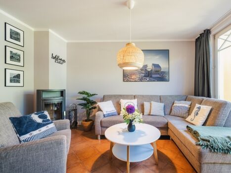 Wohnbereich mit gemütlicher Sitzecke und Kamin