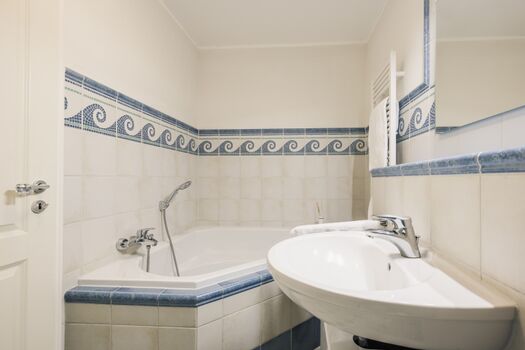 Badezimmer 2 mit Dusche und Badewanne