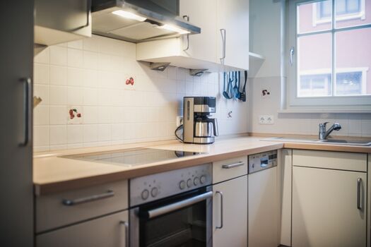 Vollausgestatte Küche mit Geschirrspüler