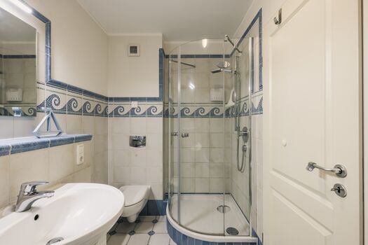 Badezimmer 2 mit Dusche und Badewanne