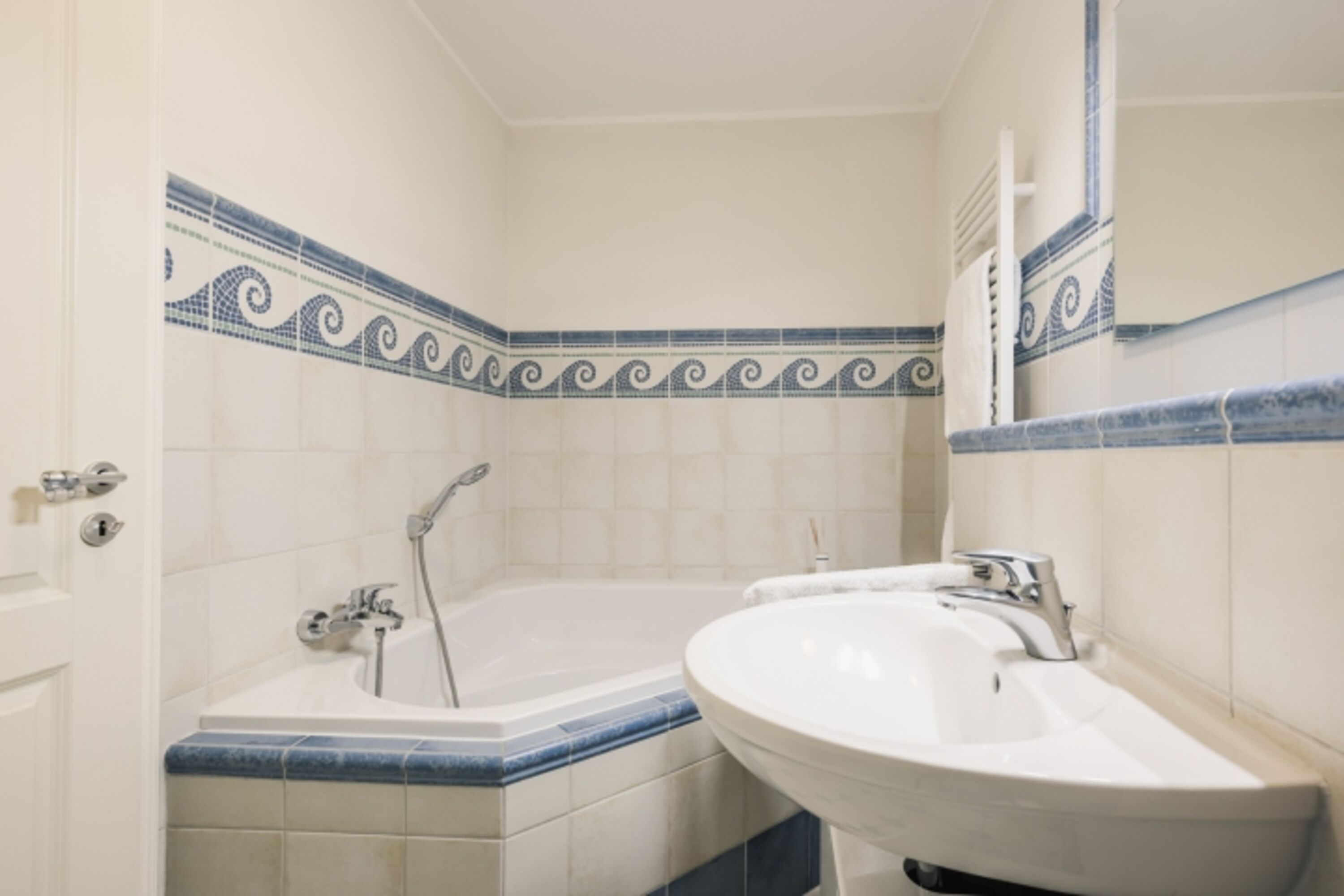 Badezimmer 2 mit Dusche und Badewanne