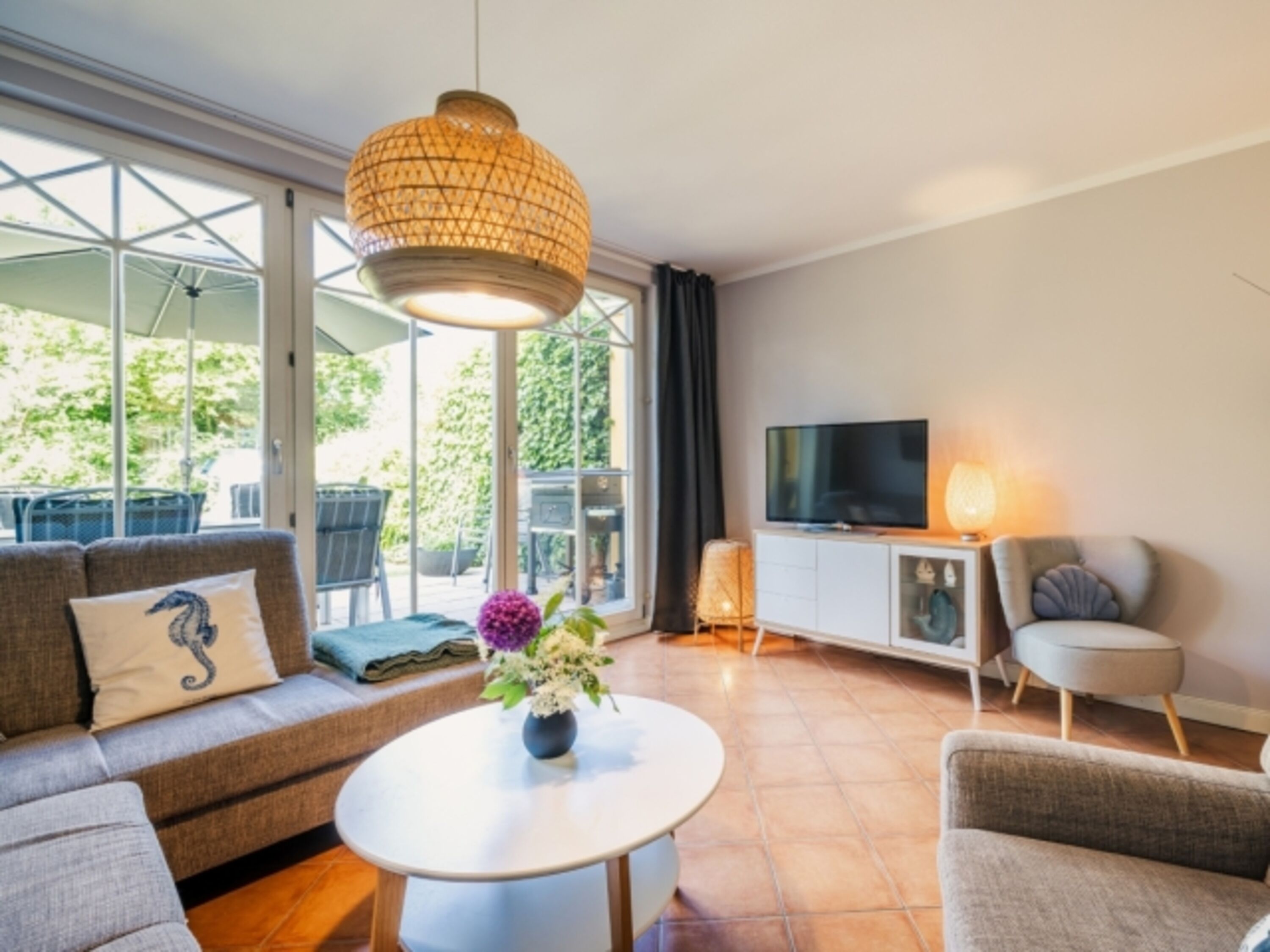 Lichtdurchfluteter Wohnbereich mit Smart TV