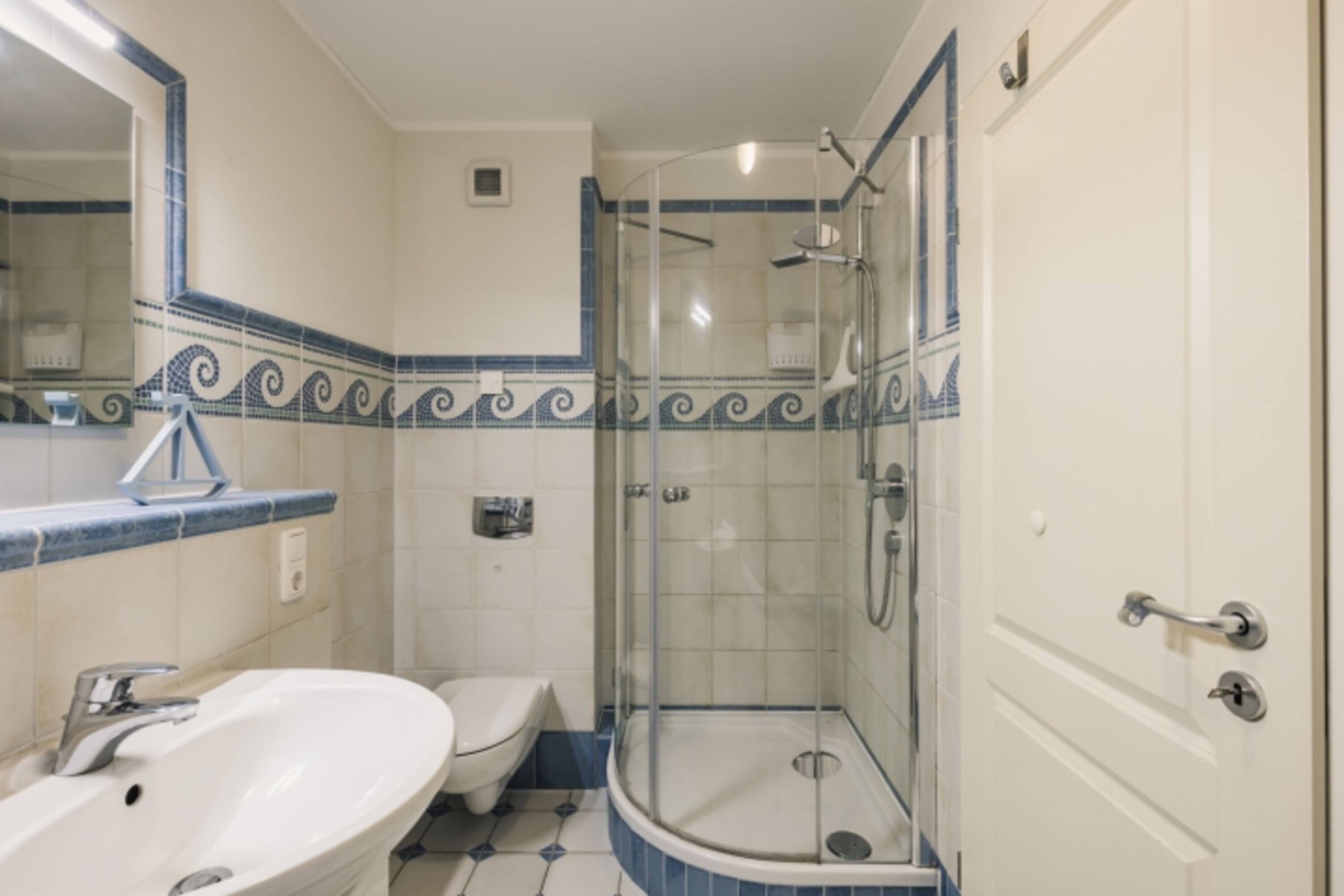 Badezimmer 2 mit Dusche und Badewanne