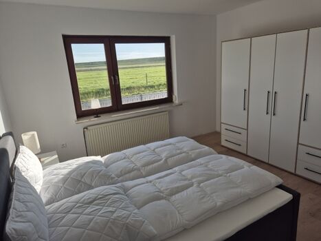 Großzügiger Kleiderschrank im Schlafzimmer