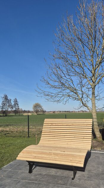 Wellenliege auf der grossen Terrasse
