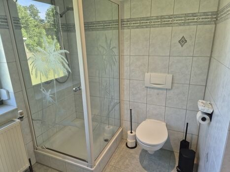 Badezimmer mit Badewanne und Dusche