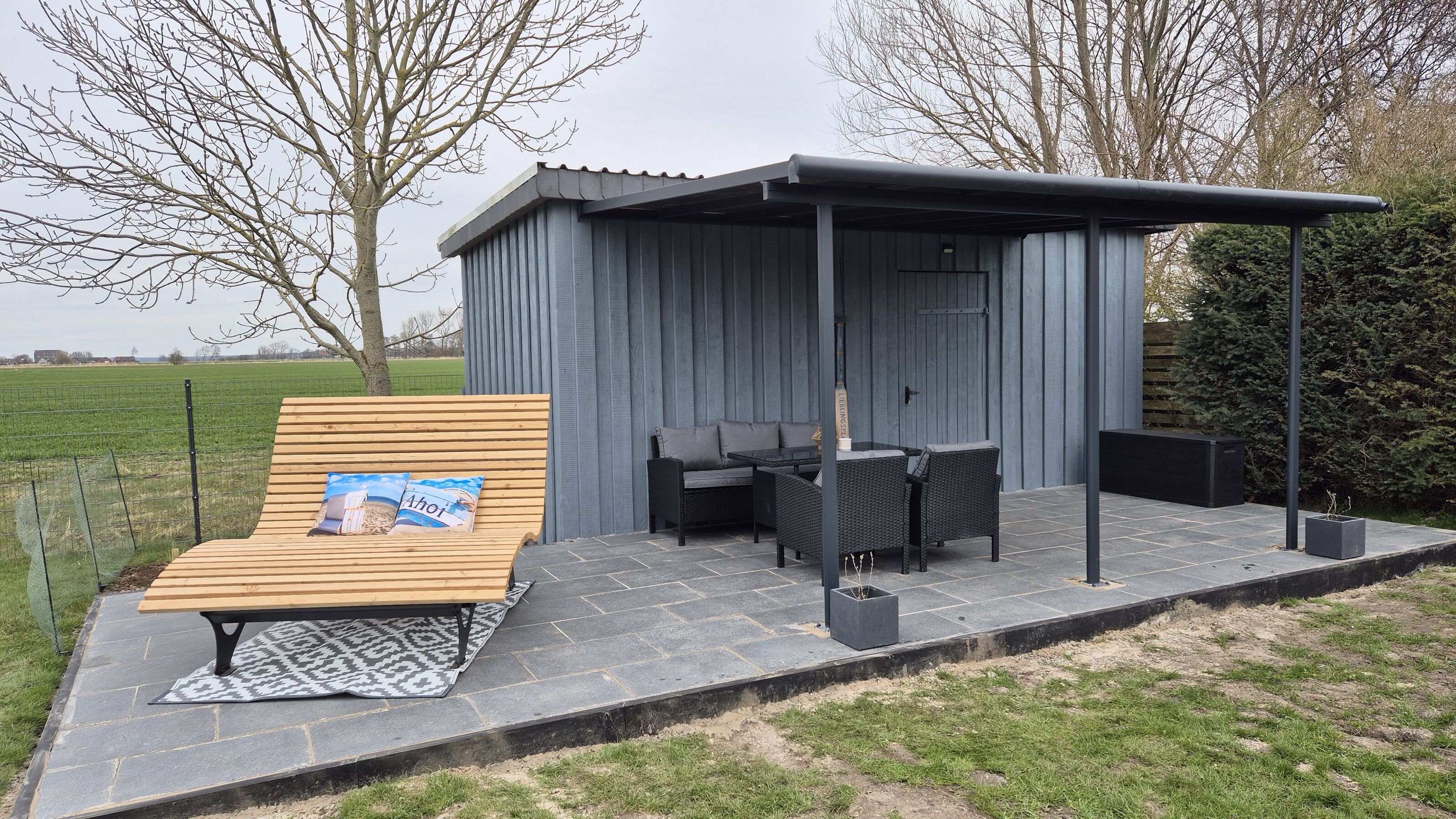 Überdachte Terrasse im Garten