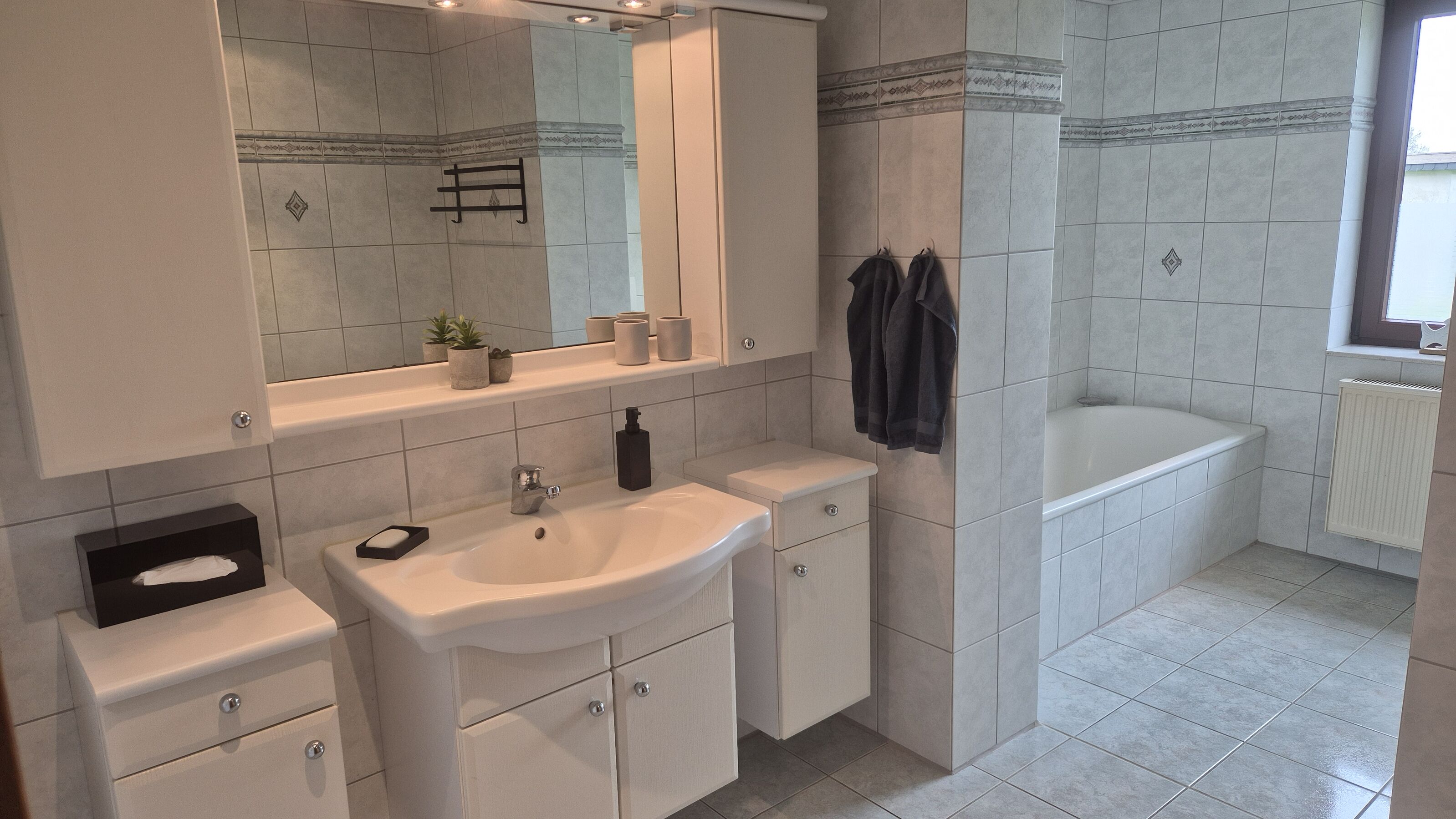 Grosses Badezimmer