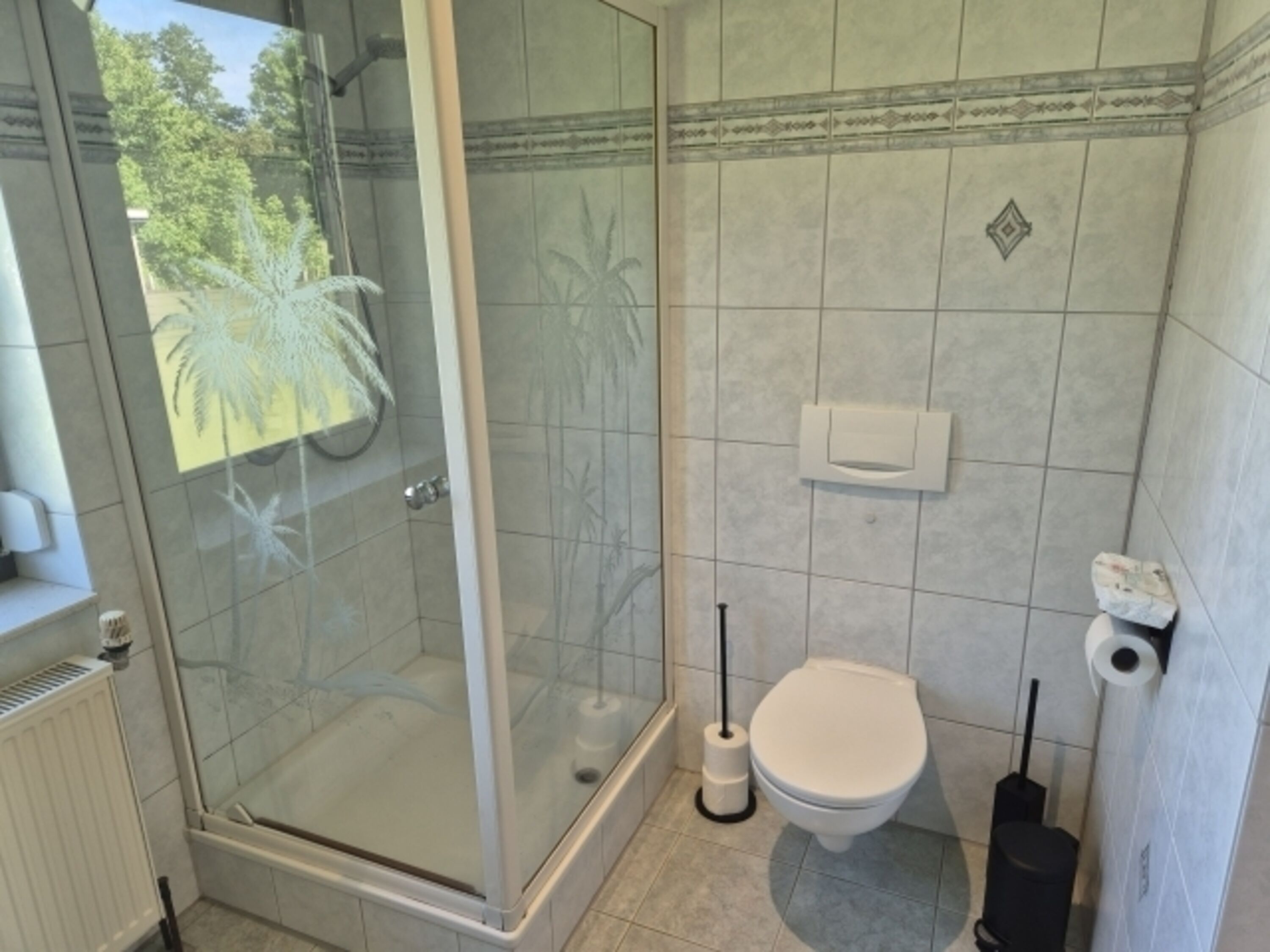 Badezimmer mit Badewanne und Dusche
