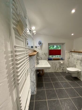 Badezimmer mit Dusche/WC