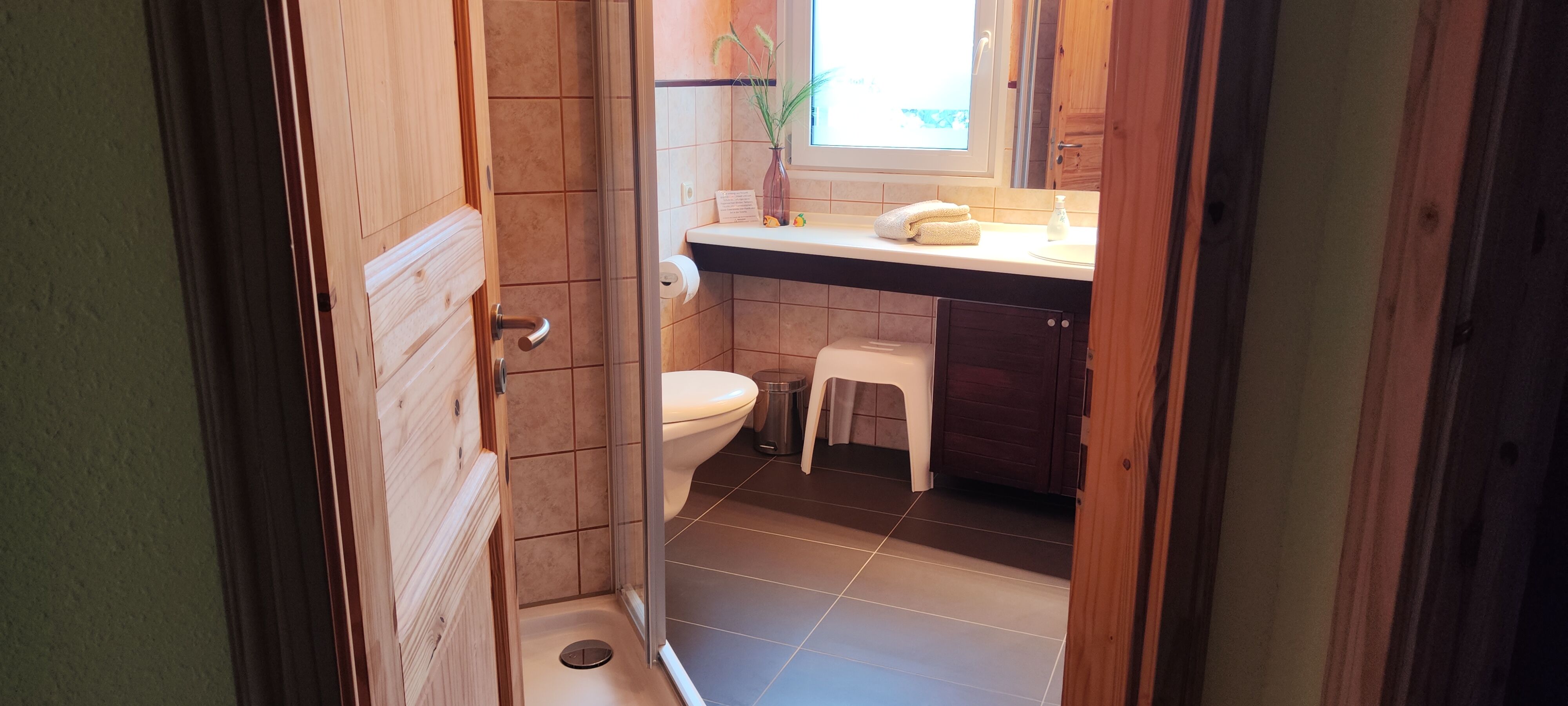 Helles großes Badezimmer